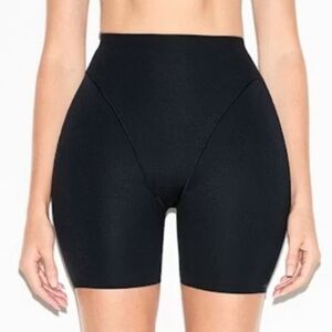 SKIMS BODY BUTT AND HIP ENHANCING MID THIGH SHORT